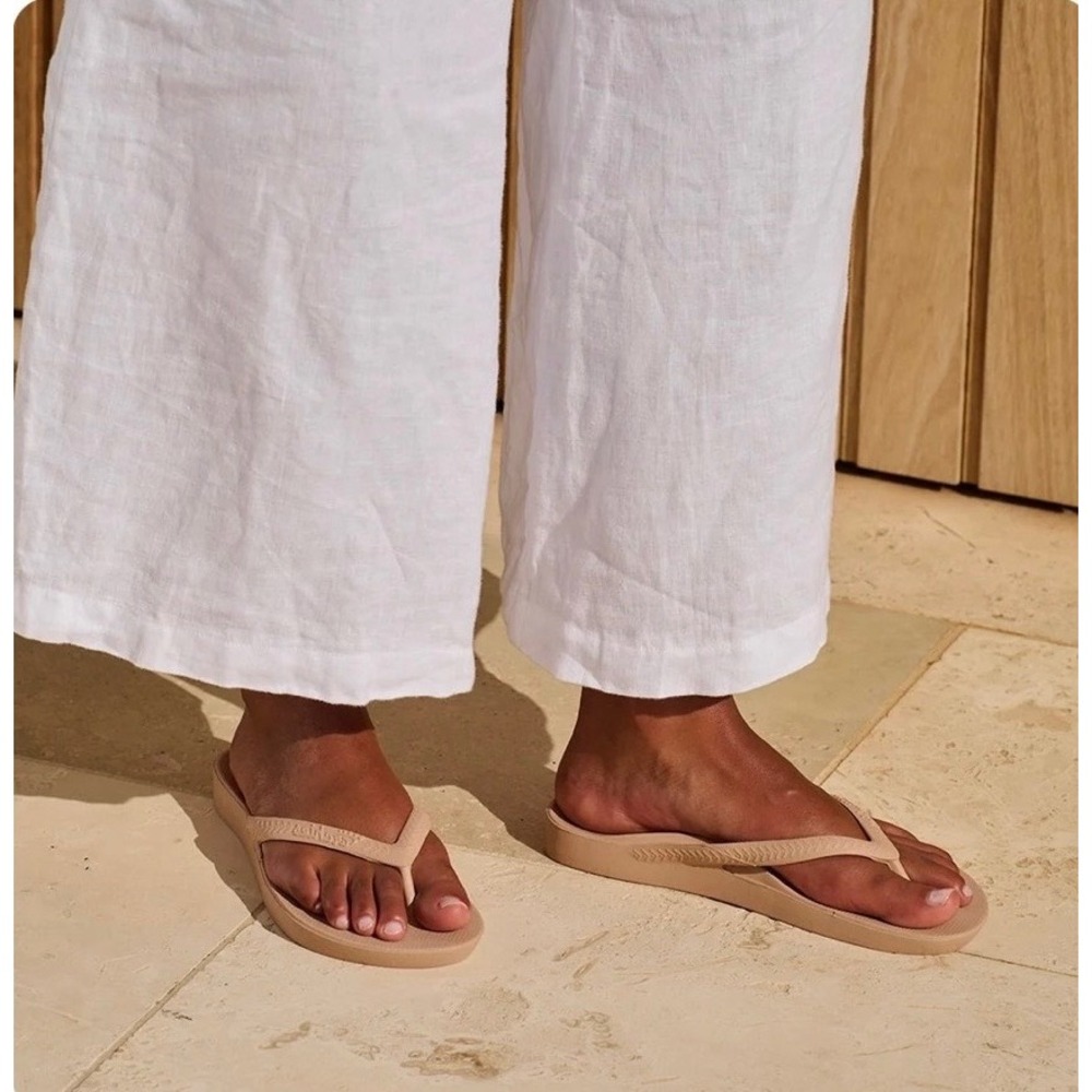 Archies Tan Arch Support Flip Flops Women's 10 Men's 9 NWT